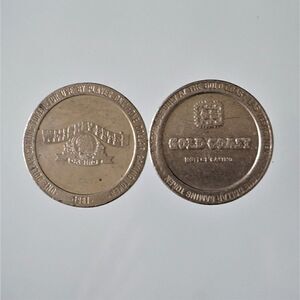 2 One Dollar Las Vegas Casino Gaming Tokens Gold Coast 1987 Whiskey Pete's 1981